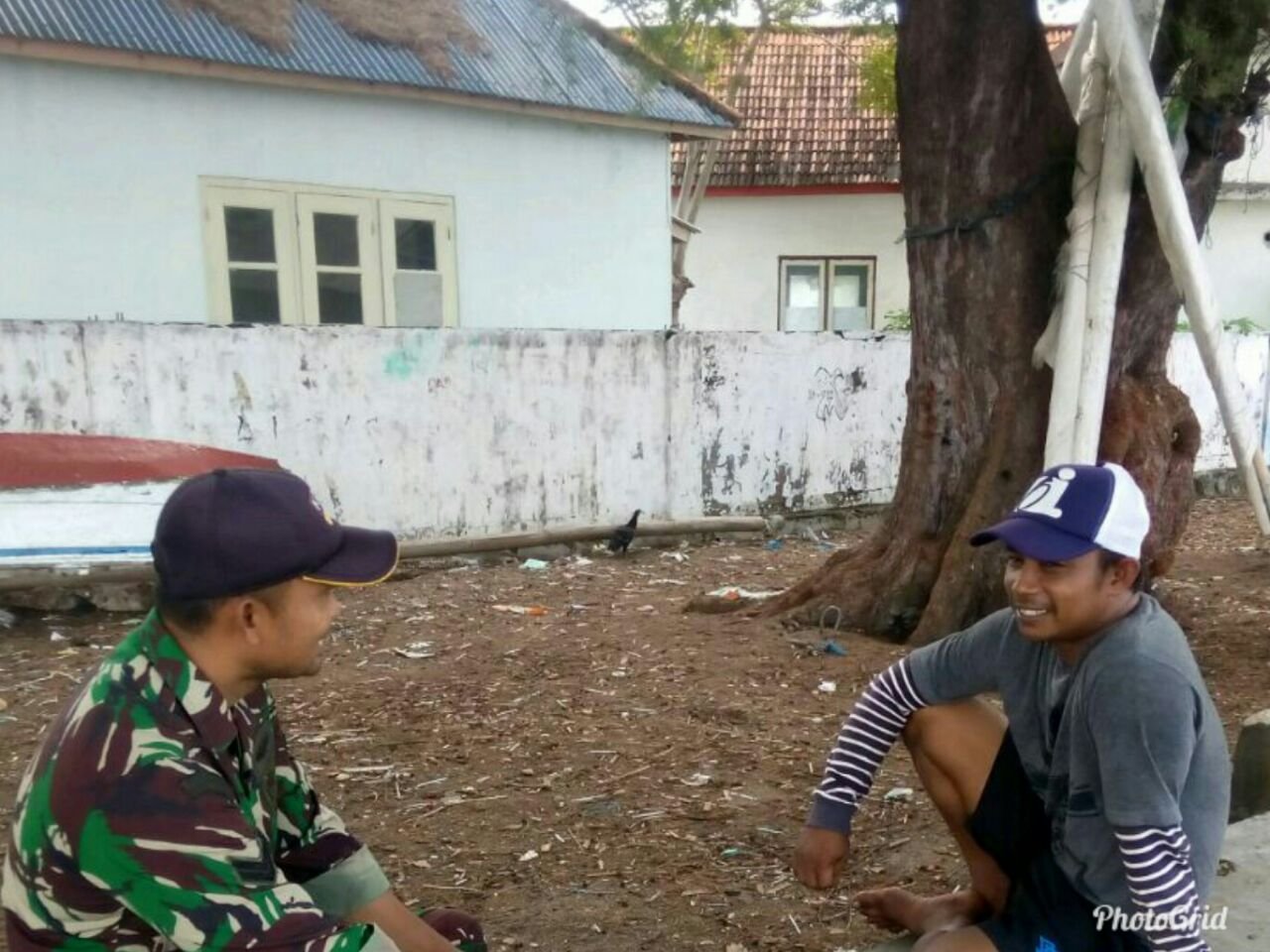 Foto: Babinsa Sapeken Saat Melakukan Komonikasi Sosial Dengan Masyarakat Pesisir