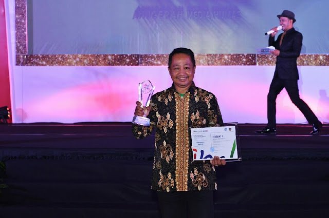 Foto: Yan Yan Utusan Pemerintah Kabupaten Bekasi Saat Menerima Hadiah di Palembang