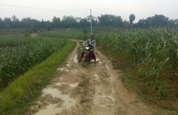 Foto: Kondisi infrastruktur jalan rusak di desa montorna Kecamatan Pasongsongan