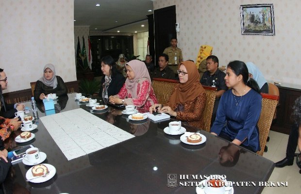 Foto: Bupati Bekasi saat menerima Audiensi dari Rektorat President University selasa (05/12/17) di ruang kerjanya.