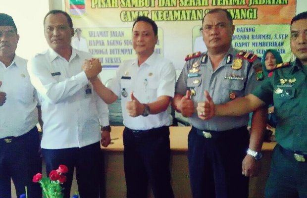 Foto: Acara lepas sambut Camat Sukawangi Kabupaten Bekasi dari pejabat lama, Agung Suganda S.Pd, kepada pejabat baru Juanda Rahmat S.Spt.