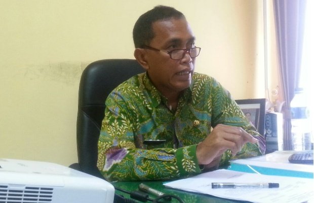 Foto: dr Fatoni, Kepala Dinas Kesehatan Kabupaten Sumenep saat diwawancarai wartawan di kabtornya