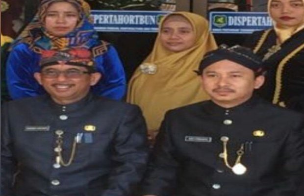 Foto: Kepala Dinas Pertania Bambang Irianto dan Arif Firmanto, Kabid Sarpras dan Penyuuhan, Dinas Pertanian, Tanaman Pangan, Hortikultura dan Perkebunan dalam sebuah acara