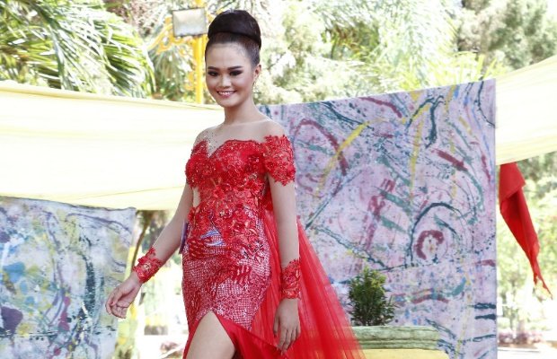 Foto: salah seorang pesrta Sumenep Batik Ferstival 2017 sedang berlaga diatas calt walk