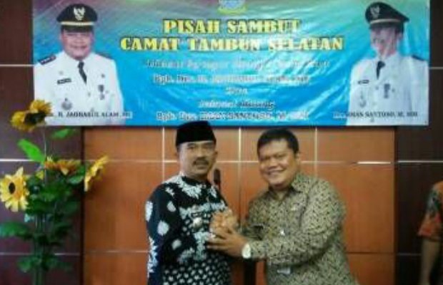 FOTO : Camat Tambun Selatan yang baru (berkopiah)  dengan camat lama