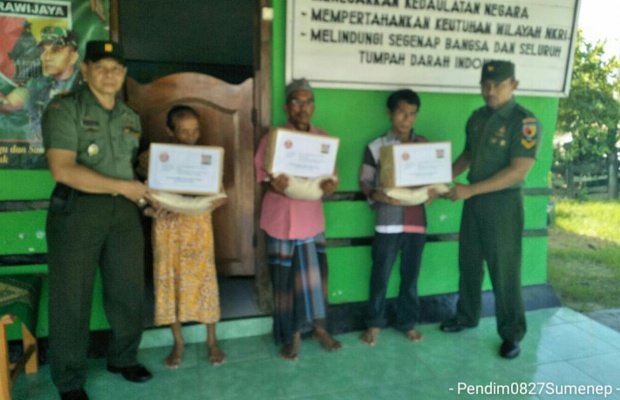 Foto: Danramil 0827/19 Sapeken Kapten Inf. Sutrisno beserta Anggota saat memberikan santuan