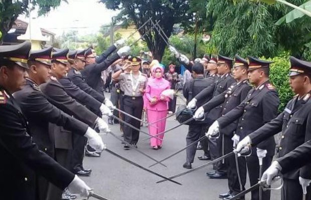 Foto: pimpinan polres sumenep yang baru saat melewati upacara pedang pora
