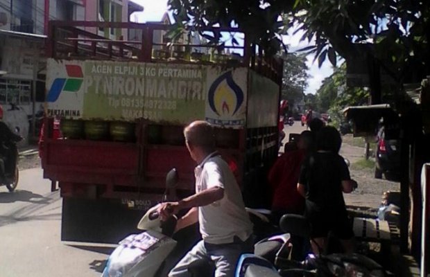 Foto:salah satu warga sedang membeli tabung gas lpj ukuran 3kg