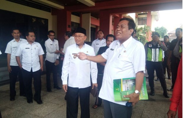 Foto: Kepala DKPP Sumenep saat didatangi puluhan masyarakat di pemkab sumenep