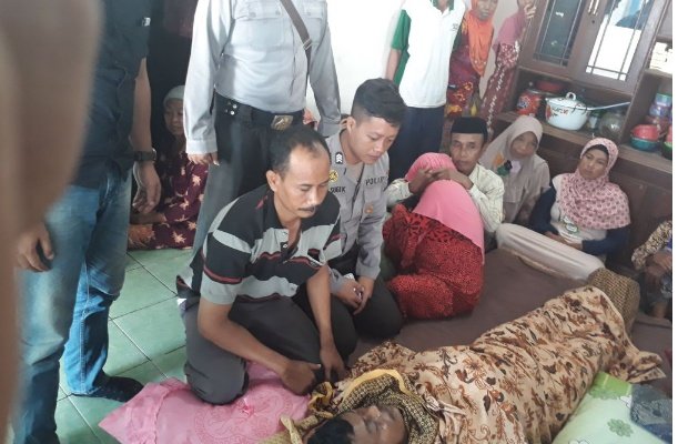 Foto: Buruh Garam Sumenep saat di rumah saudaranya