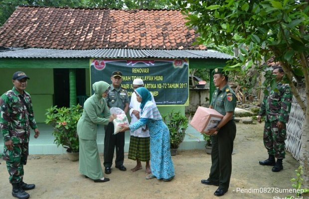 Foto: Ketua Persit KCK Cabang XLVI Kodim 0827, Ny. Ratu Pucuk Cakra Wiguna Santosa, saat menyerahkan bantuan sembako