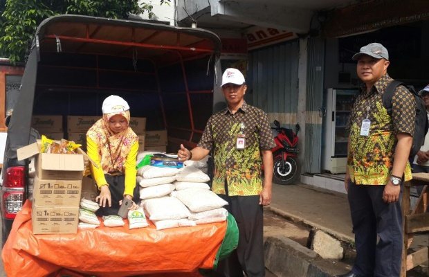 Foto: Tim Sub Driver Bulog Jember Saat Jual Sembako Murah