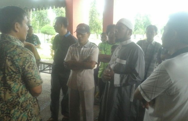 Foto: puluhan pedagang pasar anom baru saat mendatangi kantor pemkab