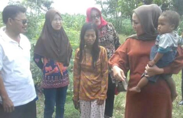 Foto: Penkab oku selatan saat mendatangi rumah pak jiwit