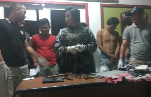 Foto: Kapolres OKU, AKBP Dra NK Widayana Sulandari didampingi Kasat Reskrim AKP Alex saat ungkap kasus pembunuhan di Mapolres,
