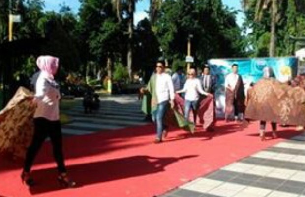 Foto: Sejumlah mahasiswa dan mahasiswi saat menampilkan batik khas sumenep