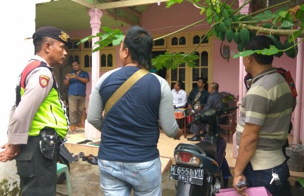 Foto: Anggota Polres Sumenep Saat mendampingi Debcollector Lakukan kendaraan debitur