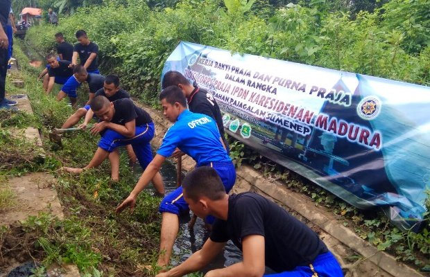 Foto: Praja IPDN asal pendaftaran Madura kerja bhakti