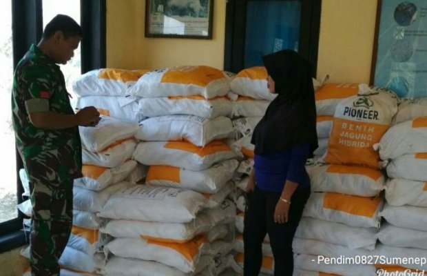 Foto: Babinsa Ambunten saat cek kouta pupuk di kios