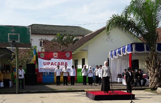 Foto: Walikota Batu Dewanti Rumpoko saat memimpin hari amal bhakti