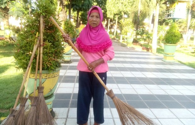 FOTO. Salah Satu Petugas Kebersihan Taman Adipura Sumenep