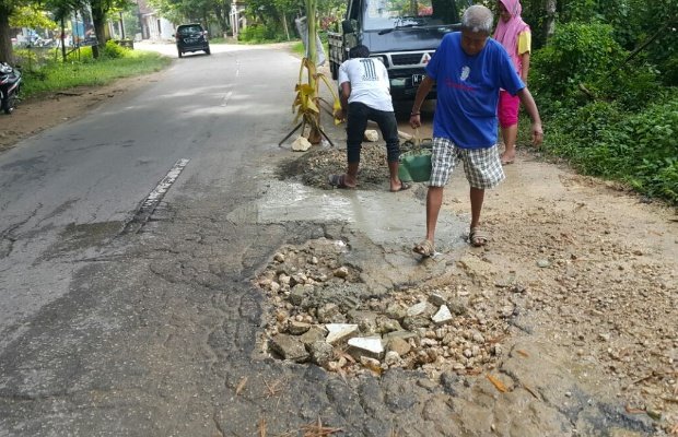 Foto: Warga Desa Lalangon Manding Sumenep Gotong Royong