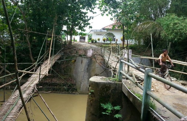 Foto: Warga Dua Desa Bangun Jembatan Alternatif