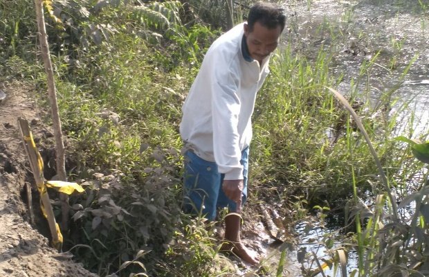 Foto: Bapak Rozali Warga Desa Betung Barat menunjukkan Gorong Yang Tersumbat Timbunan Tanah