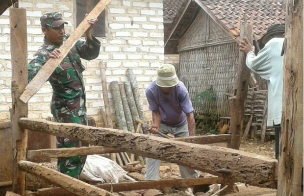 Foto: Babinsa Ramil Batuputih Saat bantu warga perbaiki kandang sapi