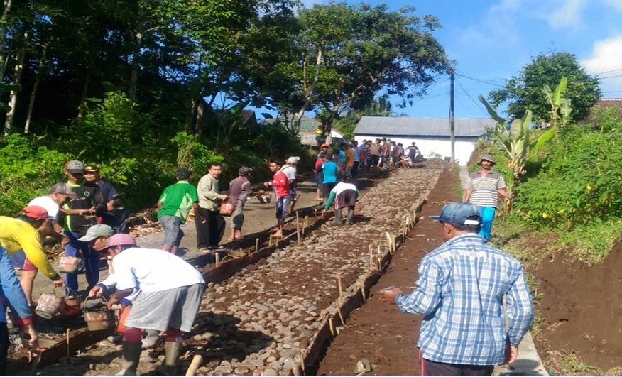 Foto: Anggota DPRD Banyuwangi bahu membahu bersama masyarakat bangun jalan penghubung