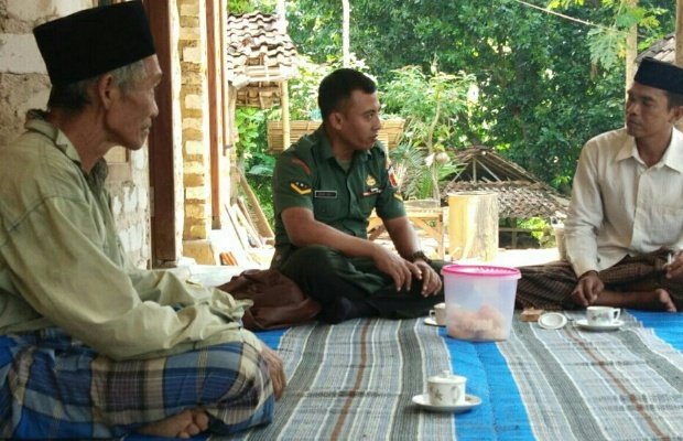 Foto: Serda Andri Eka anggota Ramil 0827/08 Ganding silaturrahmi dengan masyarakat