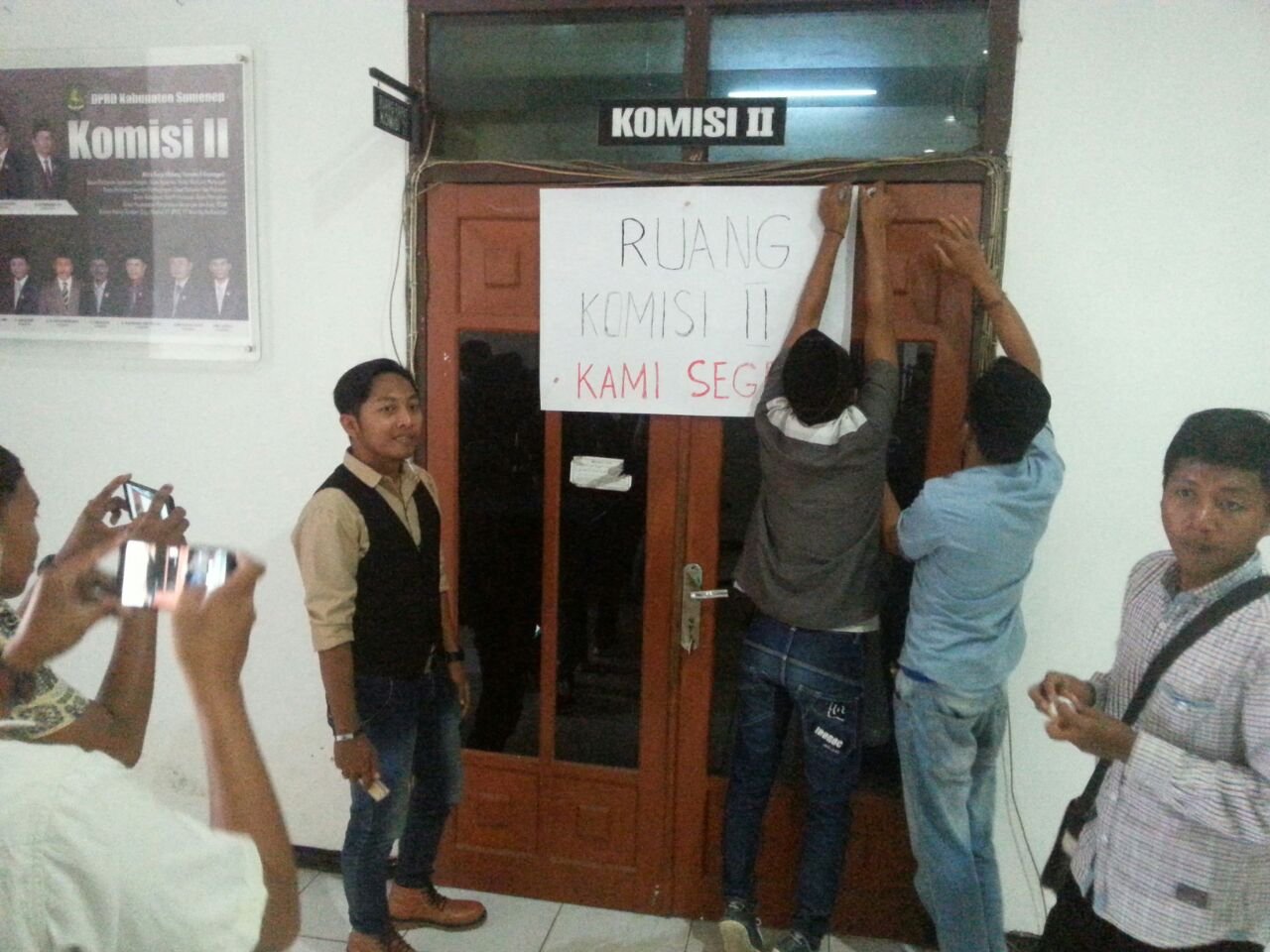 Foto: Sejumlah pemuda saat menyegel ruang komisi II DPRD Sumenep