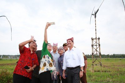 Foto: Para Menteri dan Gubernur BI Selfi di Bandara Banyuwangi