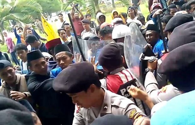 Foto: Ricuh Aksi Demo Massa PMII Sumenep 