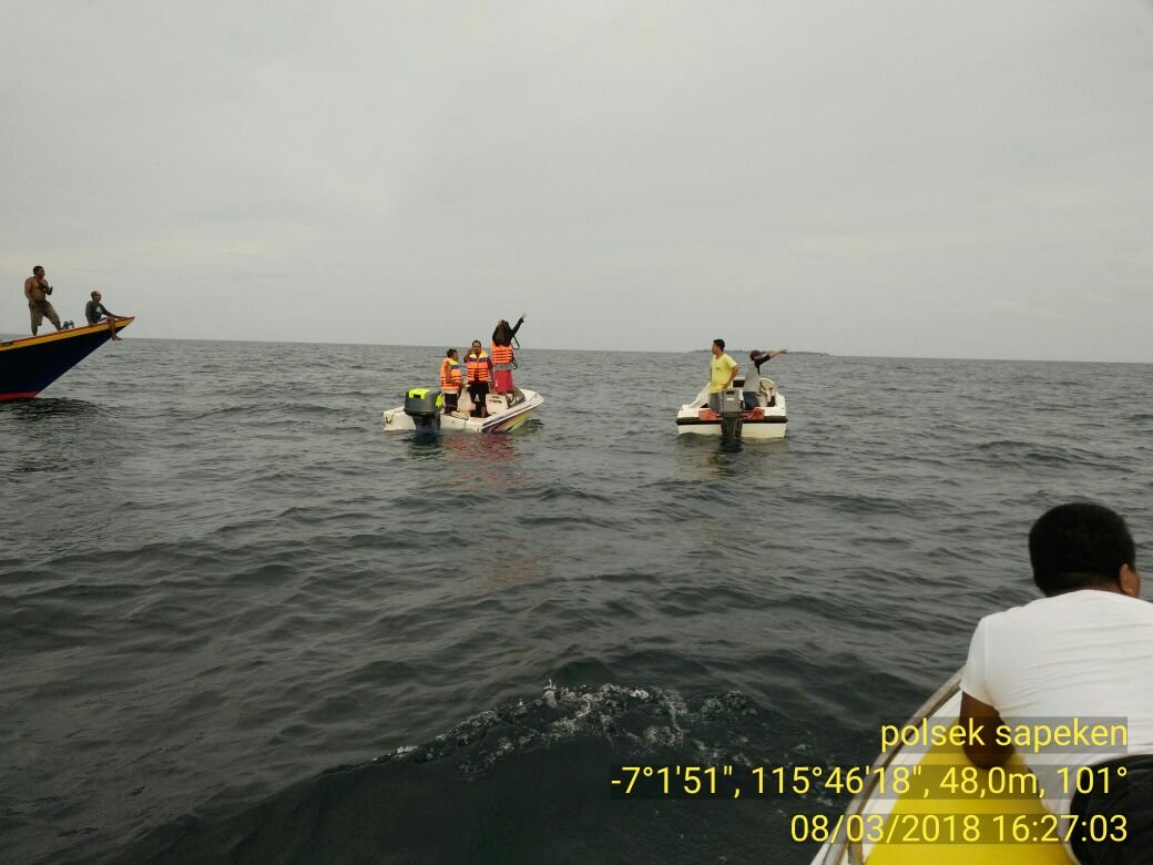 Foto: Petugas Kepolisian Dibantu TNI dan masyarakat saat melakukan pencarian korban perahu tumpah