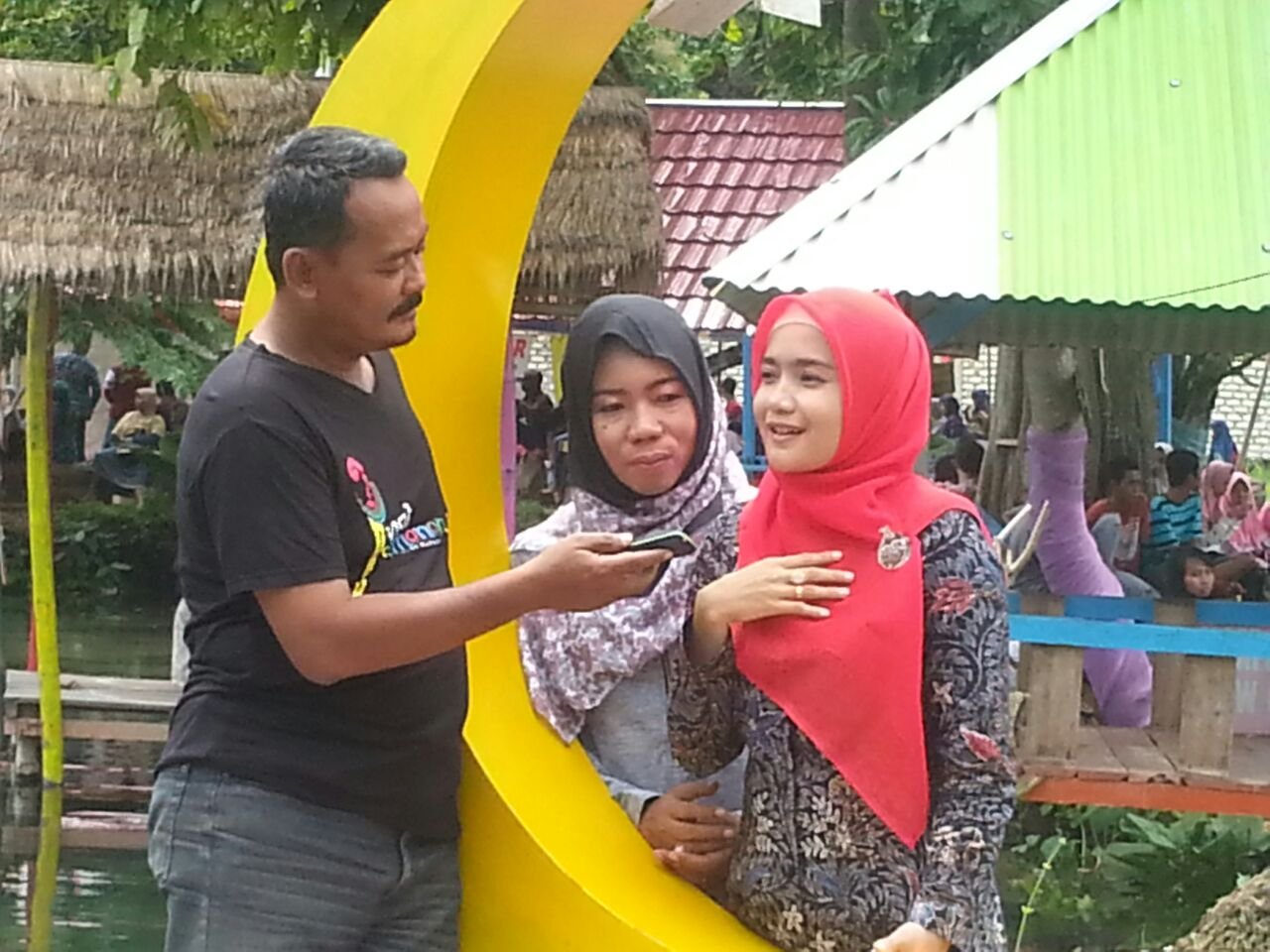 Foto: Nia Kurnia Fauzi saat diwawancarai media di telaga kermata