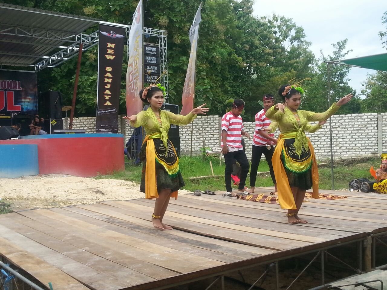 Foto: Beberapa penari saat menari diacara musik ul daul