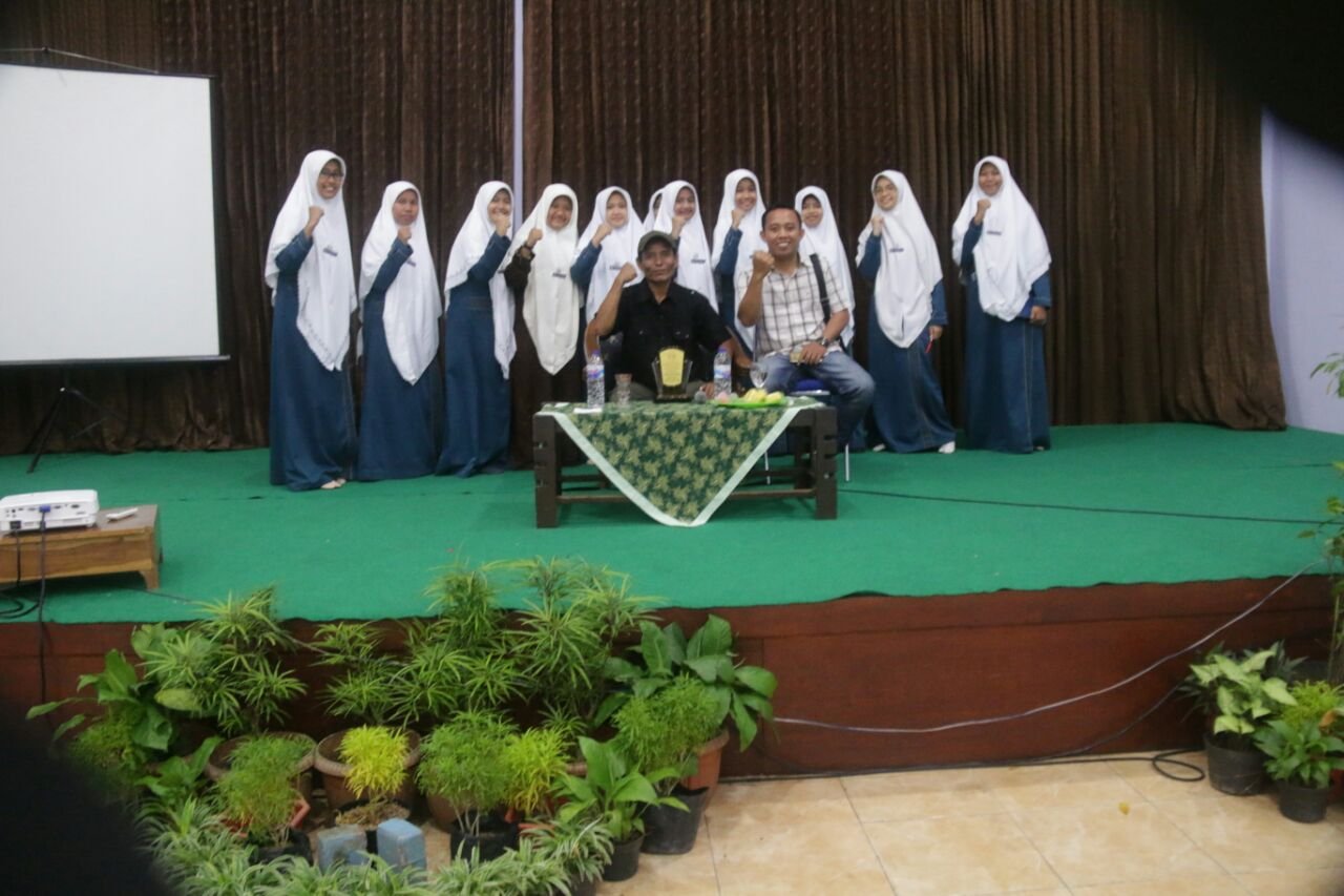 Foto: Sejumlah santri Santri PP Al Ishlah usai mengikuti pelatihan jurnalistik