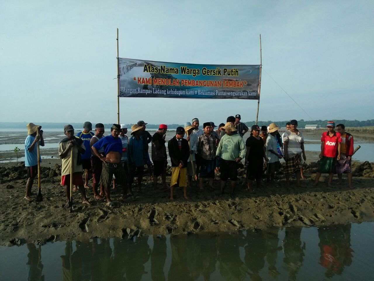 Sejumlah warga saat melakukan aksi penolakan pembangunan tambak garam di Desa Gersik Putih