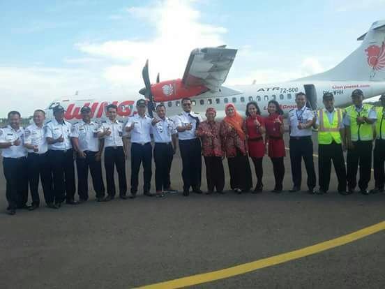Fota : Bupati Sumenep A Busyro Karim saat foto bersama dengan petugas dari maskapai Wings Air beberapa waktu lalu