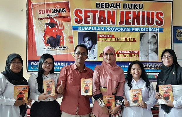 Foto: Sejumlah anggota MGMP usai bedah buku setan jenius