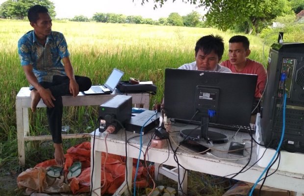 Foto : Sejumlah siswa di kepulauan sumenep saat melaksanakan simulasi UNBK Online di tengah sawah. Itu dilakukan karena jaringan internet sangat tidak memadai di kepulauan
