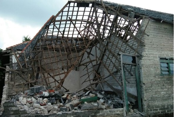 Foto: Rumah warga kangean yang diterjang puting beliung