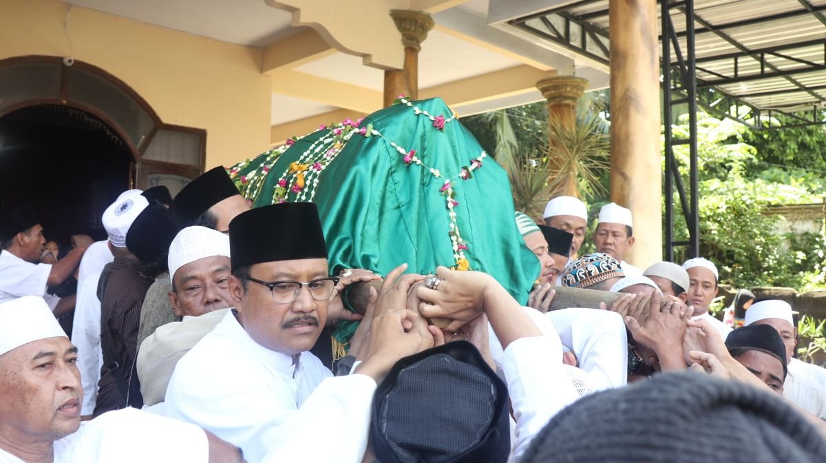 Foto: Gus Ipul saat ikut panggul keranda ra lilur