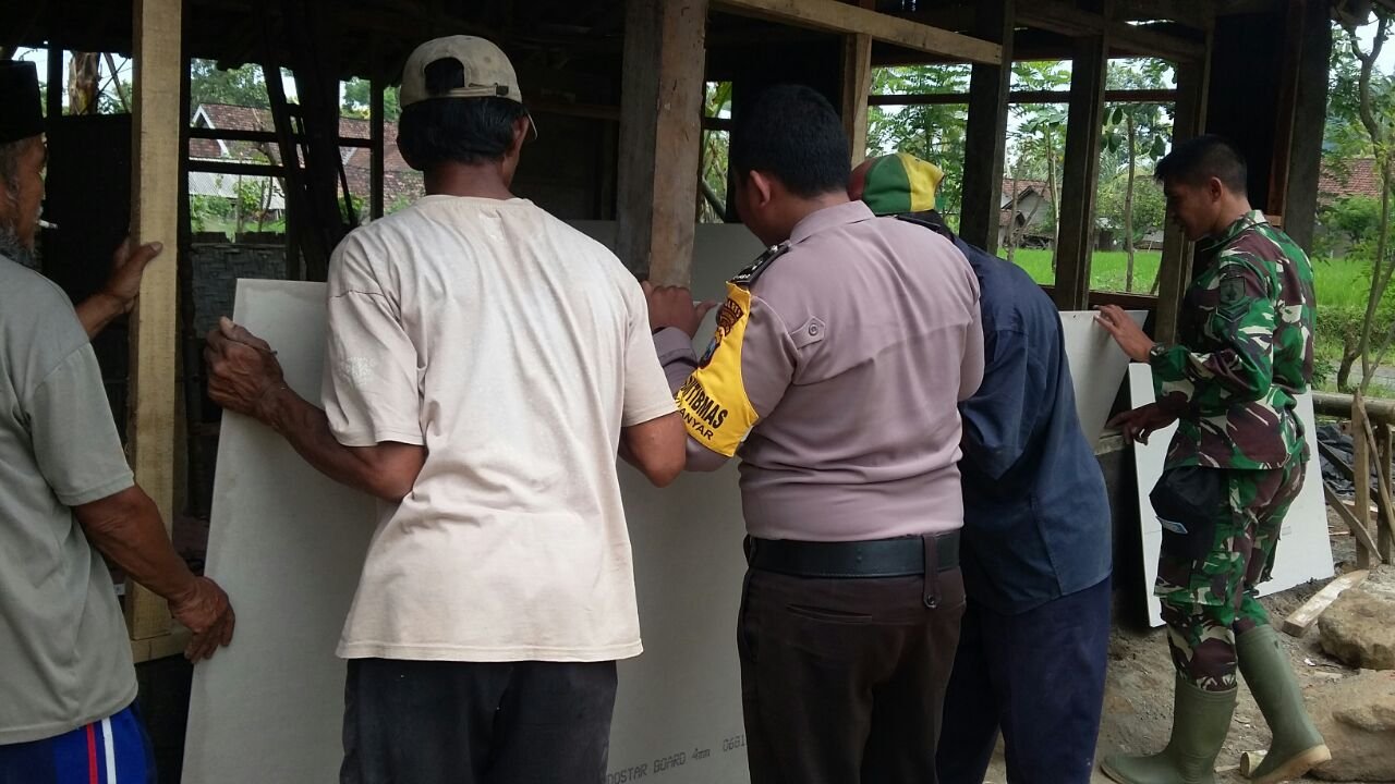 Foto:  Bhabinkamtibmas Bersana Babinsa saat Gotong royong bantu warga tidak mampu