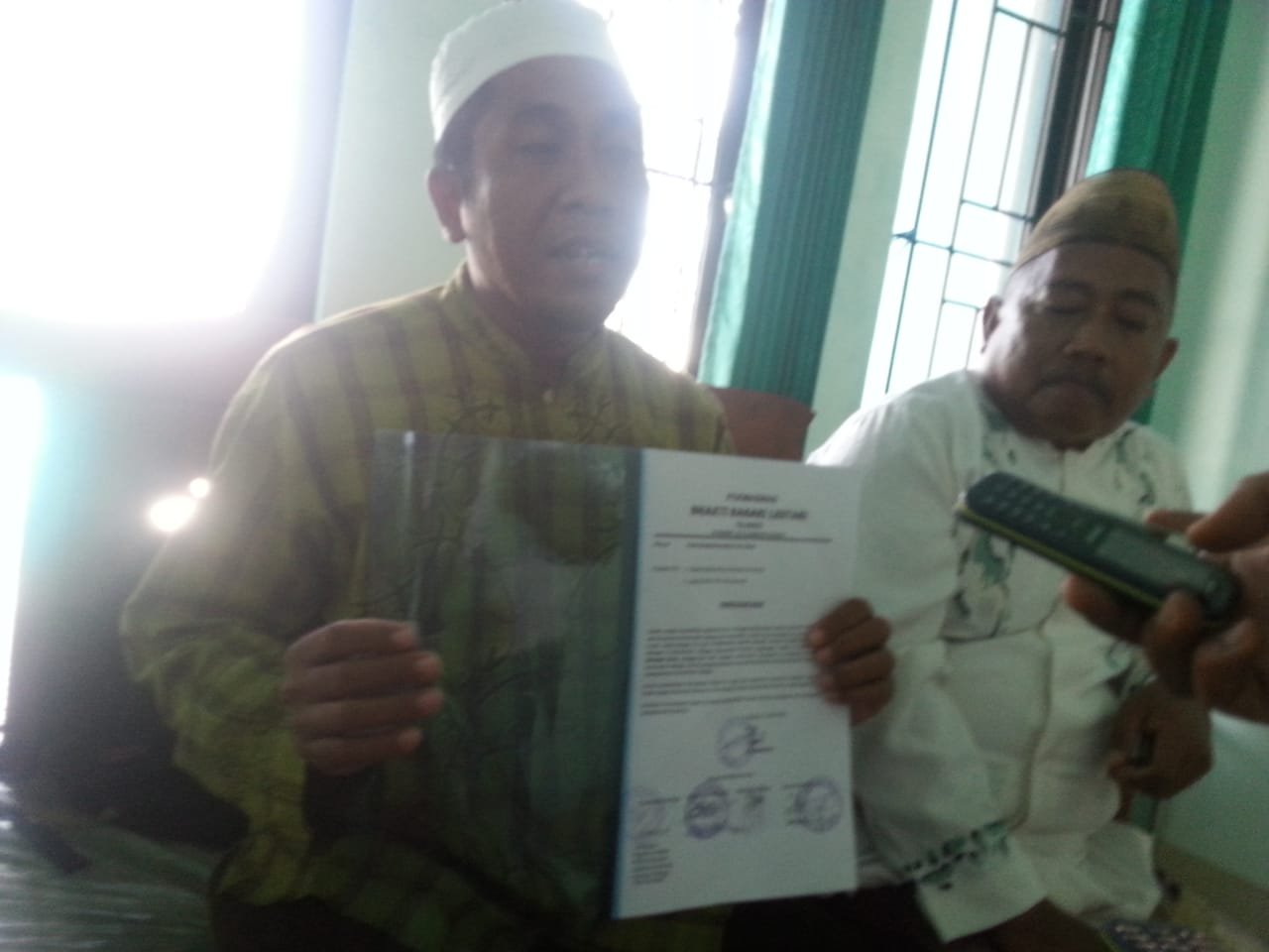 Foto: Sejumlah nelayan pulau poteran saat mendatangi kantor Dinas Perikanan
