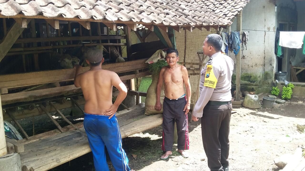Foto: Briptu Candar, Bhabinkamtibmas Banyuanyar saat sambang peternak kambing