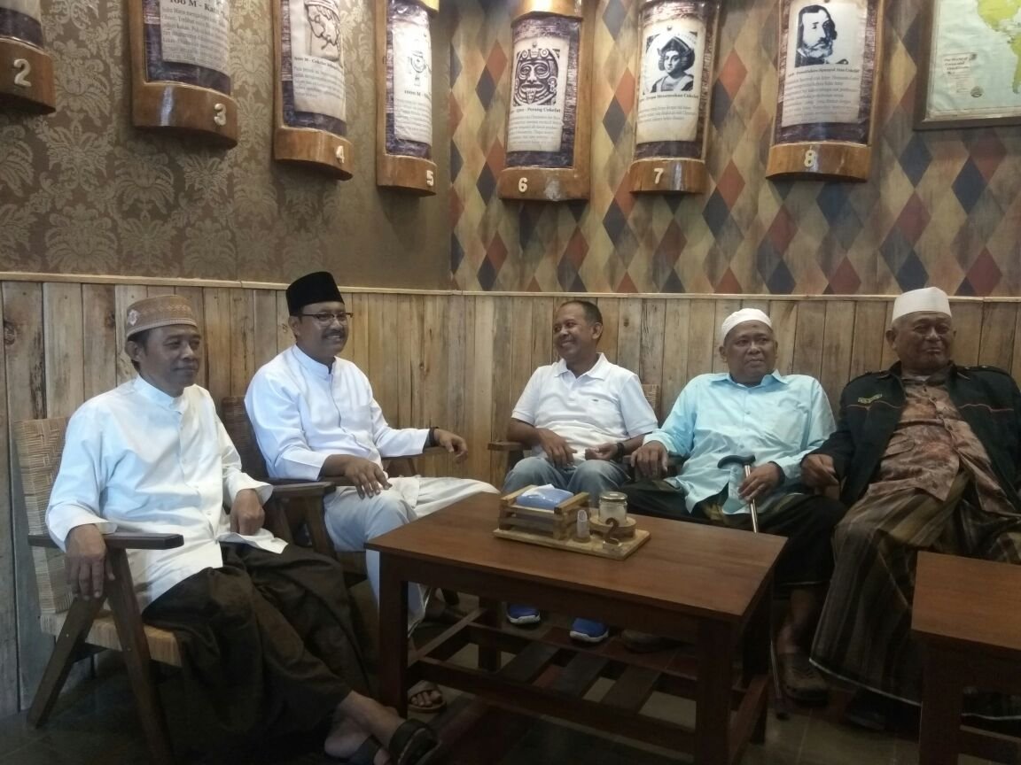Foto: Gus Ipul di Kafe Rolas Banyuwangi