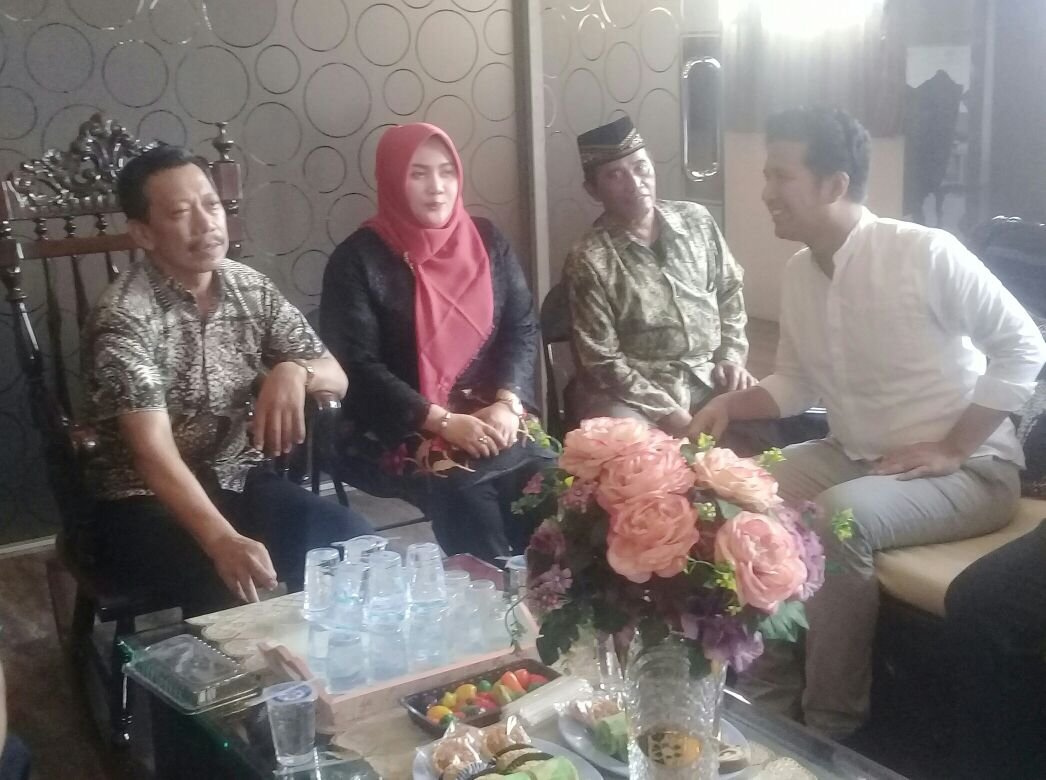 Foto: Emil Dardak saat berkunjung ke rumah pak Geng
