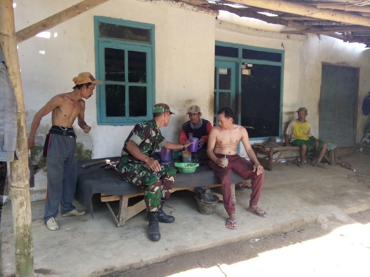 Foto: Babinsa taman saat bantu warga binaannya